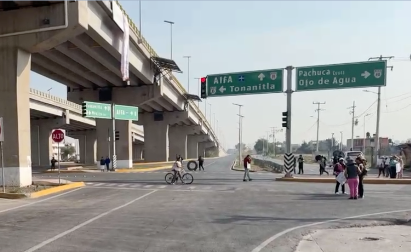 Cerrada carretera que conduce al AIFA